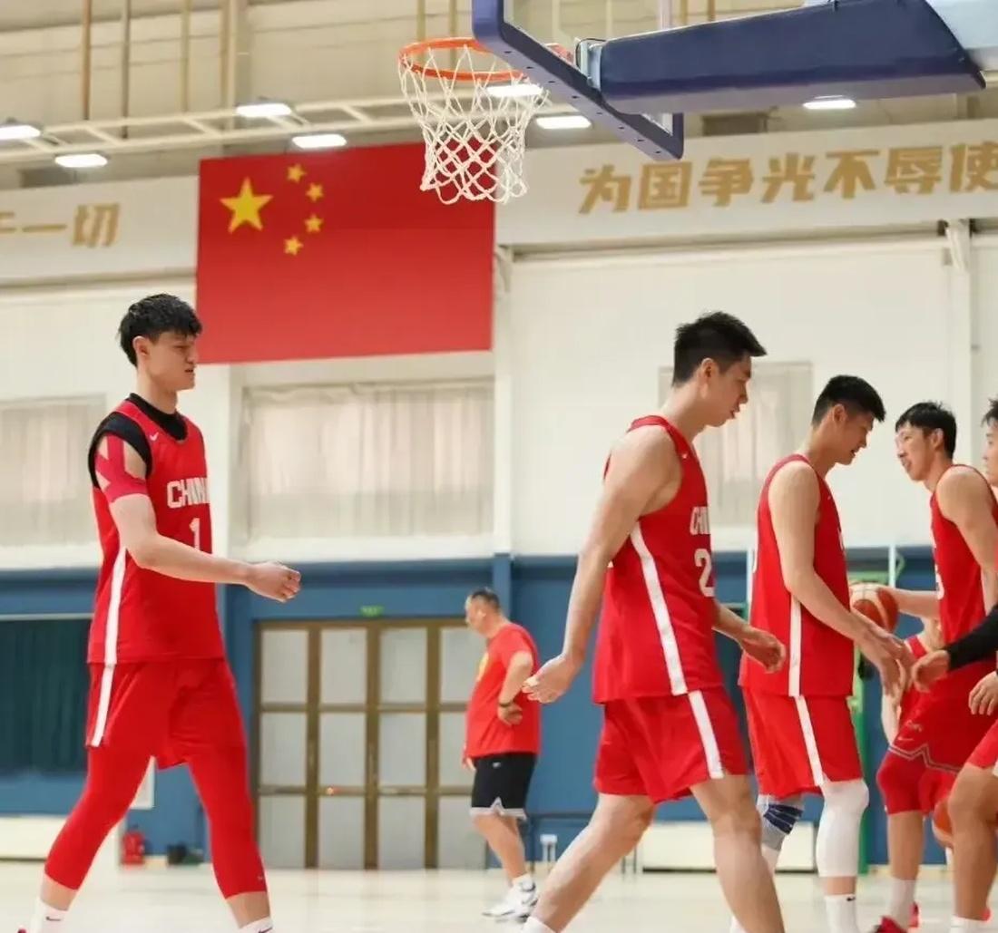 甘肃男篮在比赛中展现出灵活的快攻战术，成功击败对手的简单介绍