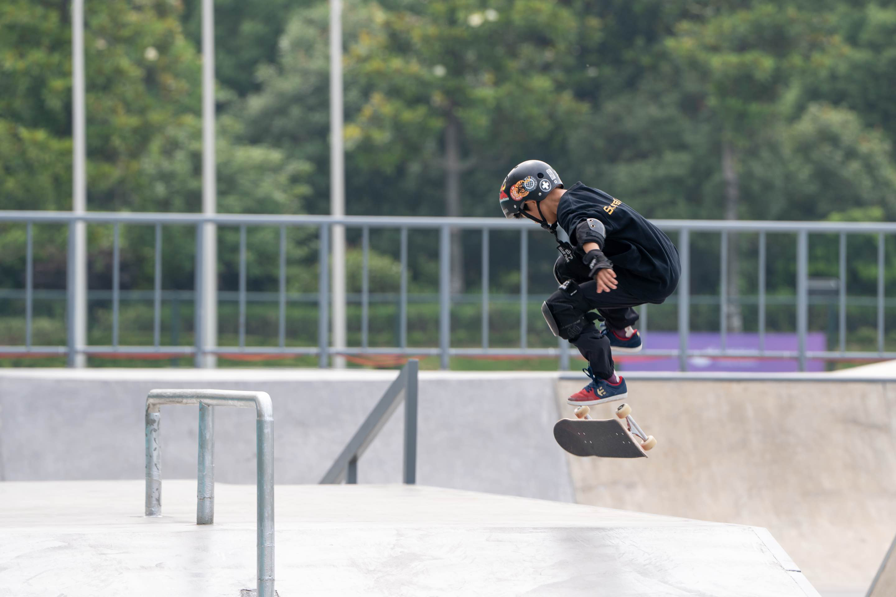 aoa体育新闻-瑞士滑板选手突破自我，勇夺桂冠