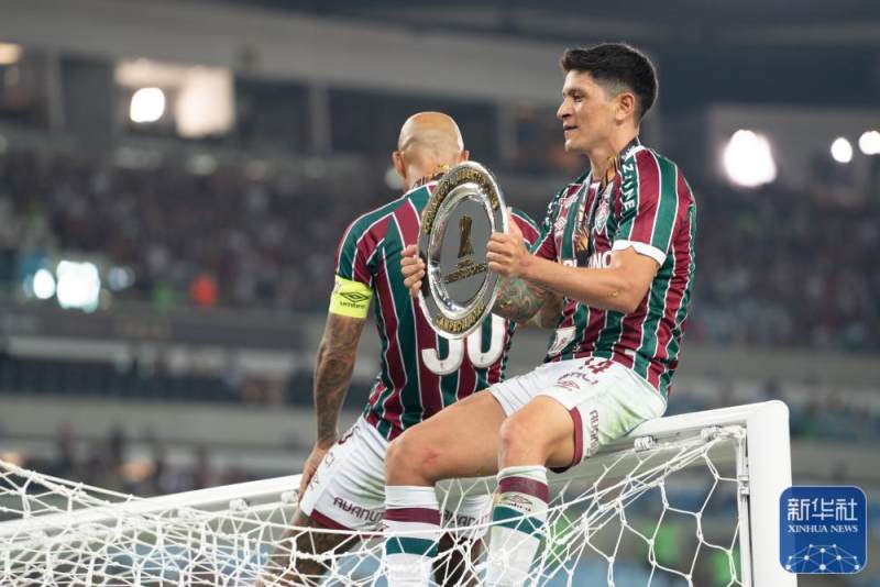 aoa体育馆-南美球员在洲际锦标赛中获得奖杯