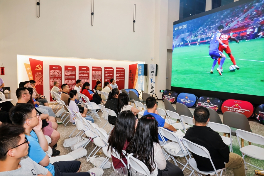 aoa体育活动-足球零距离访谈节目播出，揭秘球员内幕的简单介绍