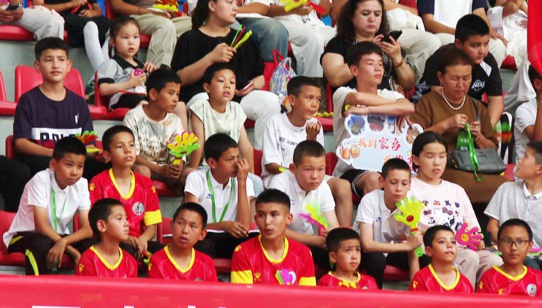 aoa体育新闻-足球赛事赛场人气爆棚，球迷激情不减的简单介绍