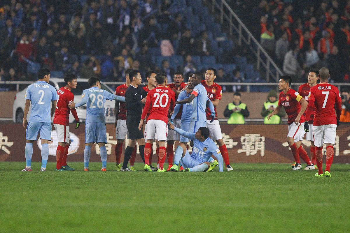 aoa体育活动-球队训练场地不尽人意引发球员不满