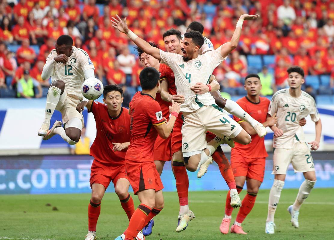 包含紧张瞬间:欧洲足球联赛争夺激烈的词条 包含紧张瞬间:欧洲足球联赛争夺激烈的词条