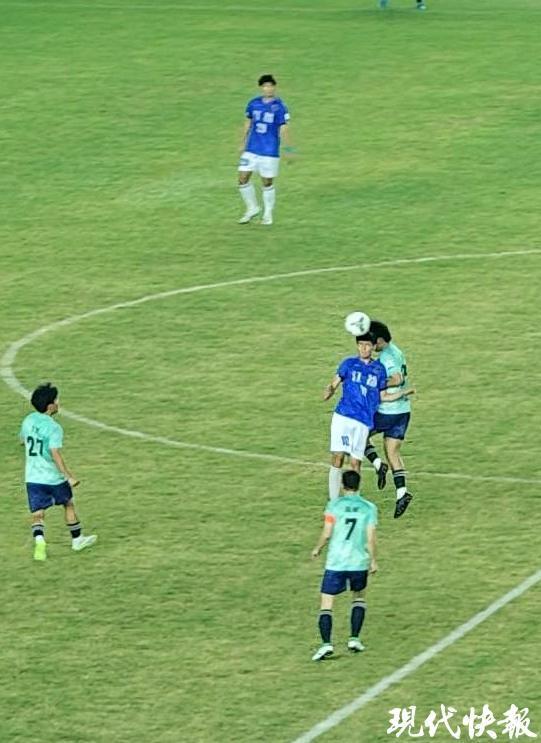 包含激情四射的足球赛场持续升温，球员拼搏斗志昂扬的词条