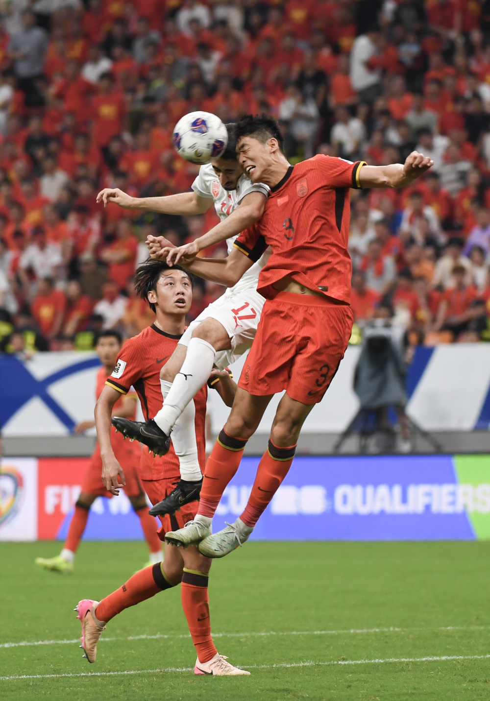 aoa体育馆-关于中国足球联赛上演精彩对决，胜负悬殊的信息