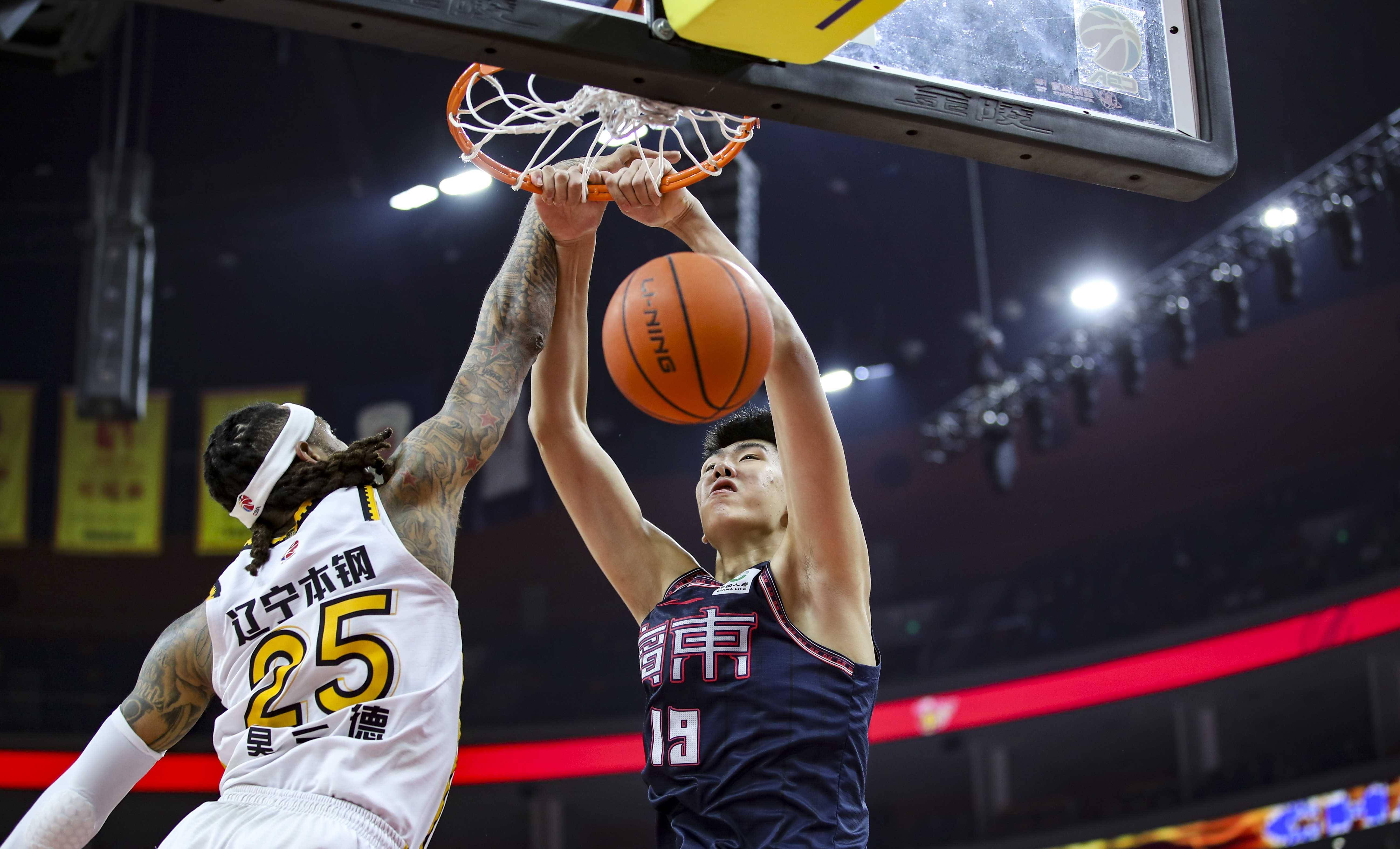 aoa体育教练-国内职业篮球赛事球员状态亮眼，比赛激烈纷呈的简单介绍