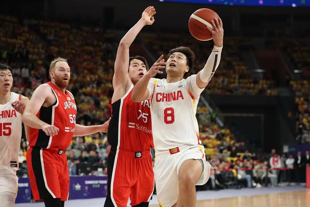 aoa体育馆-包含精彩比赛中，球员们全力以赴，争夺胜利的词条