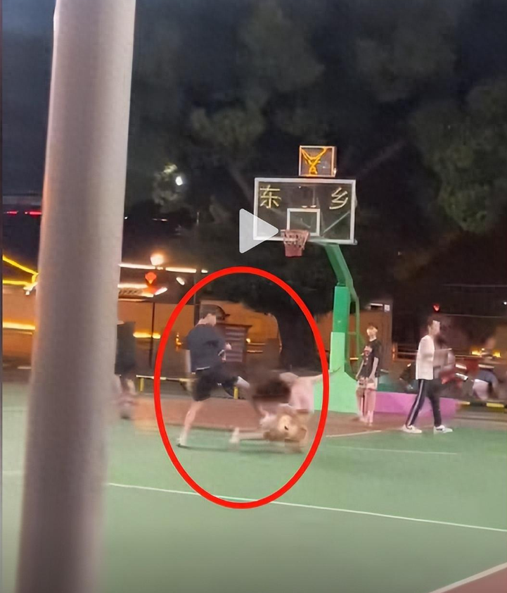 aoa体育视频-篮球比赛暴力事件频发，球员纷纷受罚