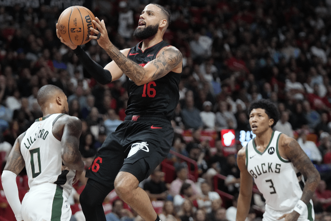 雄鹿客场告捷,米德尔顿再拿全队最高分 雄鹿客场告捷,米德尔顿再拿全队最高分